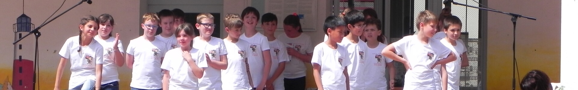 Enfants dans la cour