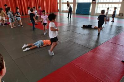 Des obstacles formés par les enfants (des ponts ou des arbres)