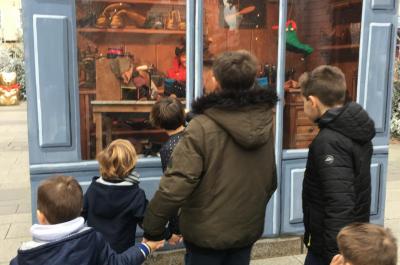 Les CM2 encadrent les petits durant toute la visite