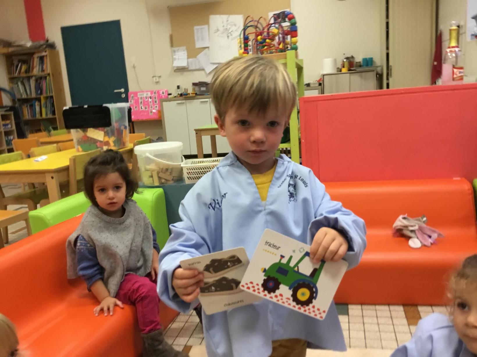 Victor a choisi ces 2 images car il faut mettre les chaussures pour monter sur le tracteur 