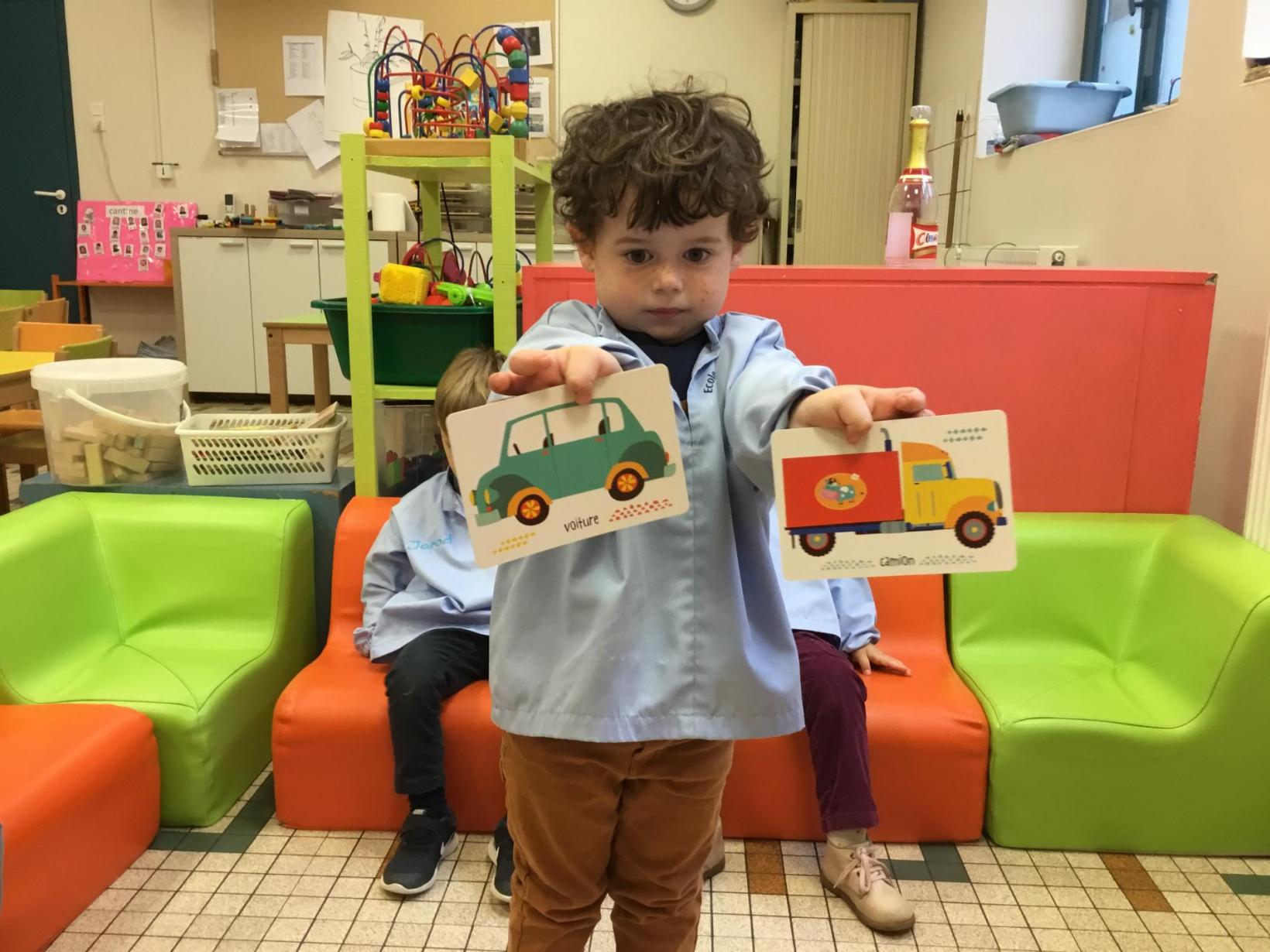 Gautier a choisi de mettre ensemble la voiture et le camion qui roulent