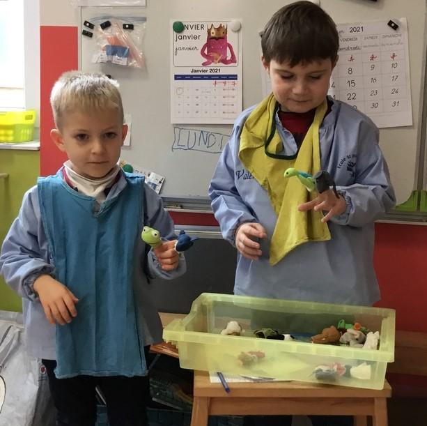 mini marionnettes à doigts pour développer le langage en inventant des histoires;