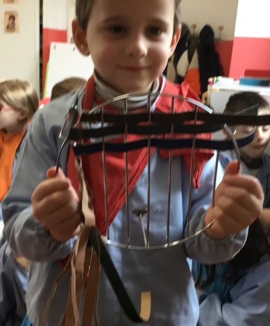 tresser des bandelettes de papier pour travailler motiricité fine et notions : dessus/dessous;