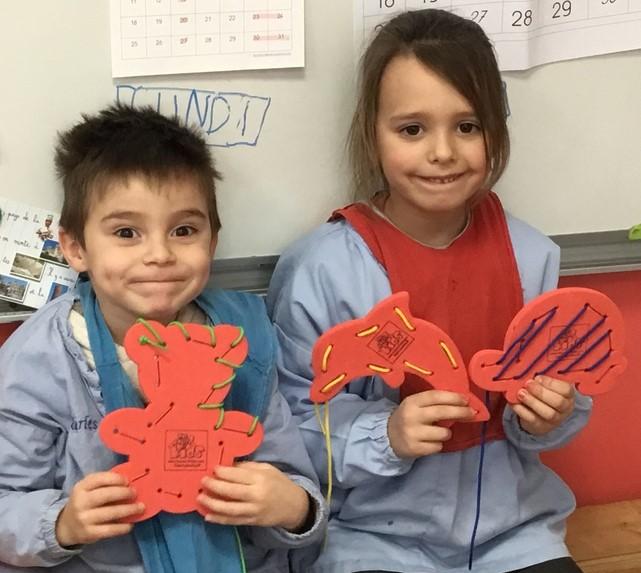 tressages divers sur formes en mousse pour développer la dextérité manuelle! 