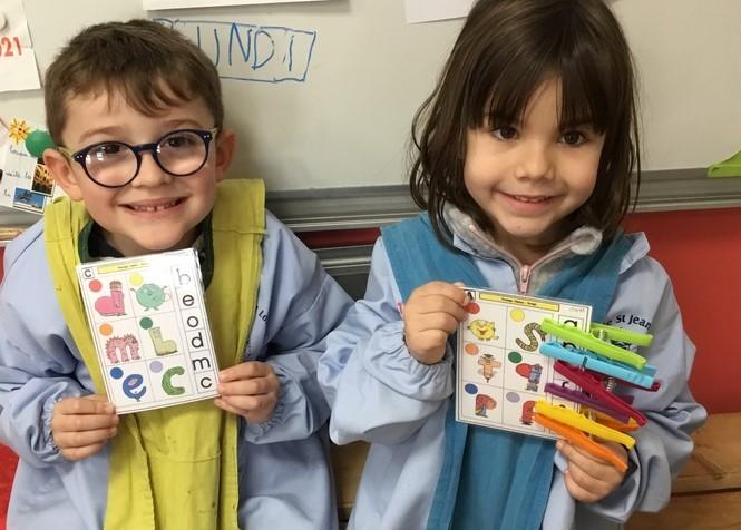 associer l'alpha à sa lettre majuscule ou scripte;