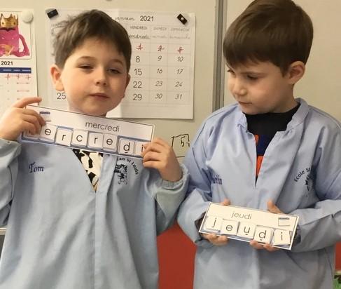 lecture : associer les lettres majuscules aux scriptes pour écrire les jours de la semaine; 