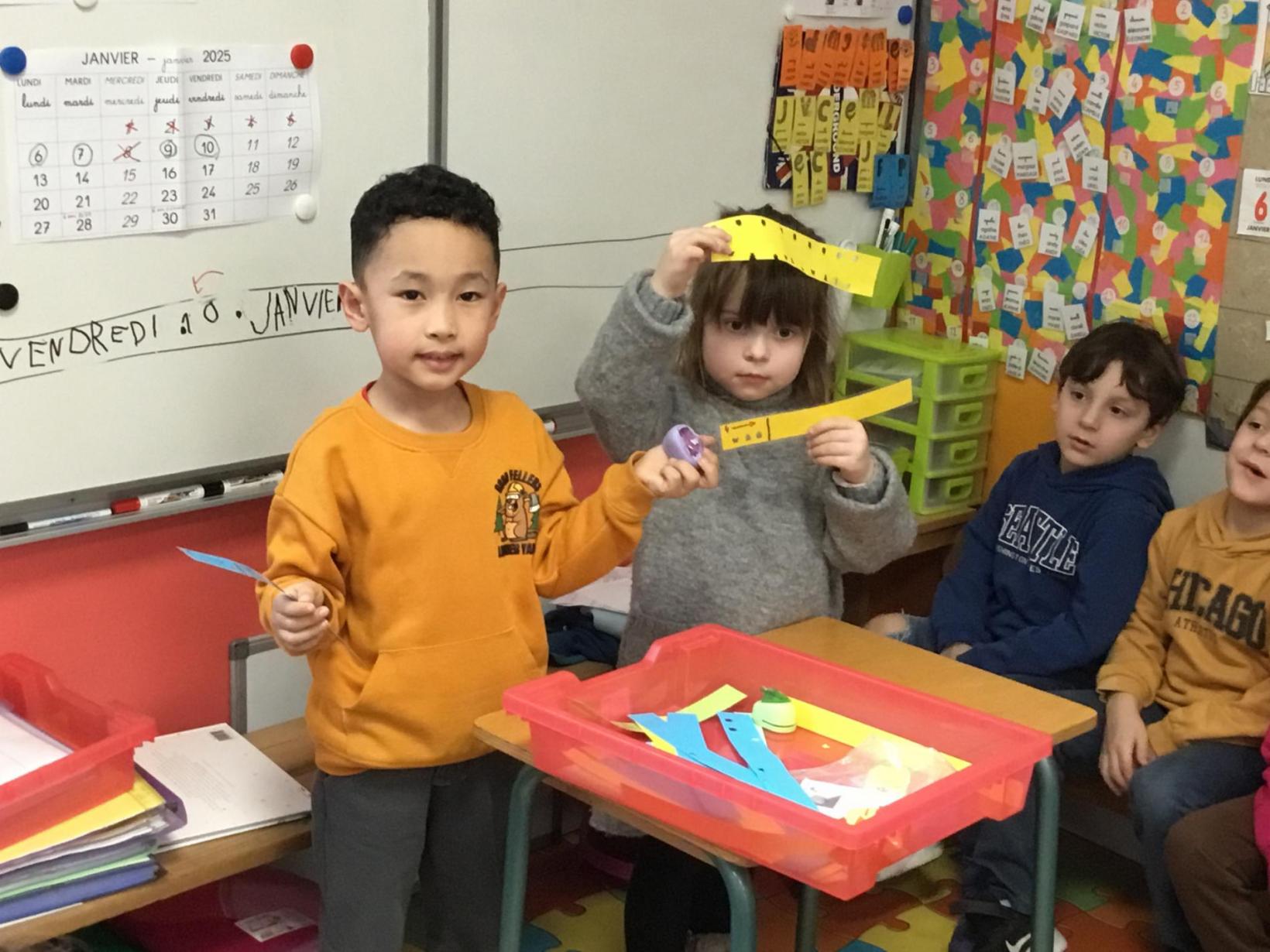 motricité fine : réaliser un algorithme avec des perforatrices;