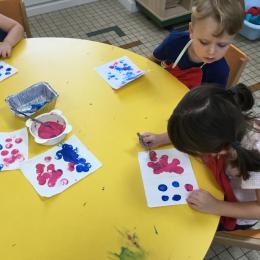 Les garçons d’un côté et les filles de l’autre: tamponner des ronds roses d’un côté de la feuille et tamponner des ronds bleus de l’autre côté de la feuille