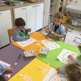 Travail autour de la ferme: coller des bouts de papier dans le cochon