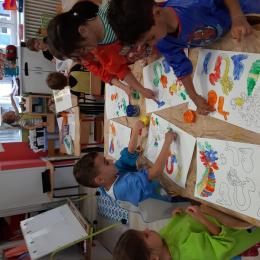 peinture au doigt des diverses parties du corps du pantin.