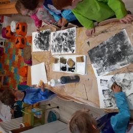 peinture du fond à l'éponge : on dépose di blanc en tapant la feuille avec une éponge puis on passe du noir pour avoir diverses valeurs de gris... 