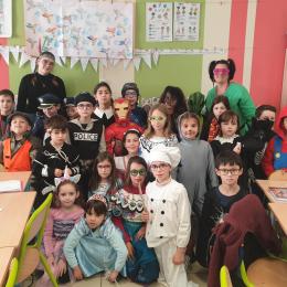 la classe de CE1, Laura, la stagiaire, et la maîtresse