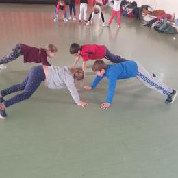 La planche tape dans la main qui fait travailler le gainage et la coordination.