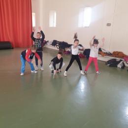 Le squat sauté qui fait travailler le cardio mais aussi la coordination.