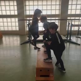 La montée de genou qui fait travailler principalement la coordination.