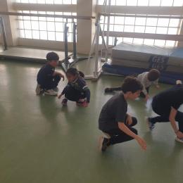 La marche des canards qui permet de travailler la dextérité car marcher dans cette position en touchant la main de son partenaire lorsqu'on se croise n'est pas facile.