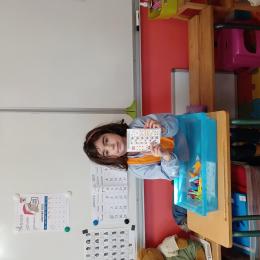 compléments à 6: le Père Noel a déposé 2 cadeaux devant la cheminée, combien en reste t'il dans sa hote? 