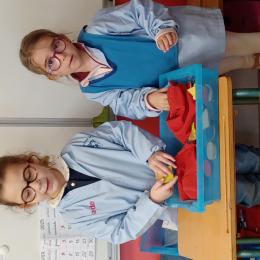 différencier des formes et leurs textures (doux, lisse, rugueux) en utilisnt le sens du toucher... mais sans celui de la vue.