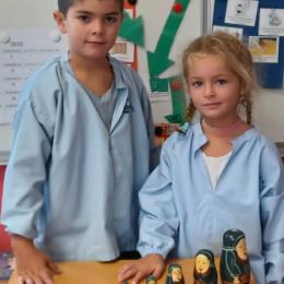 classer en ordre croissant, décroissant; savoir ouvrir, fermer, ranger correctement les poupées russes