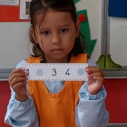 compléter une bande numérique de 1 à 5 avec des bouchons sur lesquels les chiffres manquants sont écrits