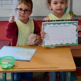 jeu exclusivement pour les Moyens : placer des disuqes avec le sbonne slettres pour recontituer, avec, puis sans modèle, leur prénom puis celui des camarades