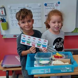 fabriquer de spetits bonhommes, nommés Maths Oeufs, selon des cartes et des modèles de plus en plus complèxes; 