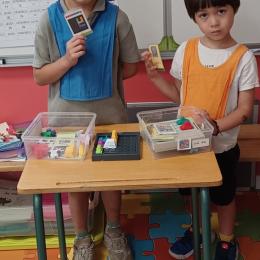 embouteillage et marchand de glace : jeux de défits où ul faut placer des véhicules selon une carte défits puis les faire glisser verticalement ou horizontalement pour faire sortir la voiture rouge ou celle du marchand de glace; travail d elogique et de réflexion;  