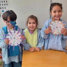 la fleur des quantités : associer des quantités de 2 à 9 avec l'écriture chiffrée.