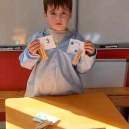 associer chiffres et quantiéts de 1 à 5 pour les moyens;