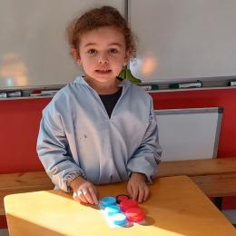 MS : repérage dans l'espace  : placer des bouchons colorés dans une boîte à oeufs selon une carte modèle;