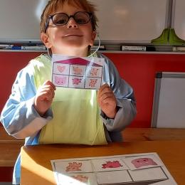 MS : la ferme des cochons : placer diverses représentations de cochon dans un tableau selon des cartes données et dire ceux qui sont dessus, dessous, entre...