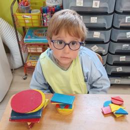 MS : classer les blocs logiques selon formes, couleurs, taille;