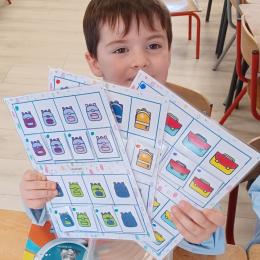 MS : jeu d'observation : replacer les mêmes cartables selon les modèles