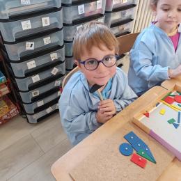 MS : formes géométriques : fabriquer un élément de son choix avec divers formes géométriques à clouer sur une planche (travail aussi de la coordination main-oeil-geste)