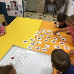 L’atelier de langage avec la maîtresse: reconnaître son étiquette et dire si on est un garçon ou une fille ( travail autour de l’album « Dans la cour de l’école » de Christophe Loupy)