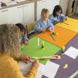 Tenue du ciseau: découper des petites bandes de papier en suivant un trait