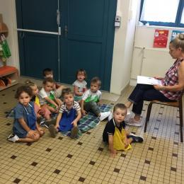 Avec Cathy: aller aux toilettes, se laver les mains, prendre sa cravate de couleur pour les groupes d’apprentissage, apprendre une comptine.