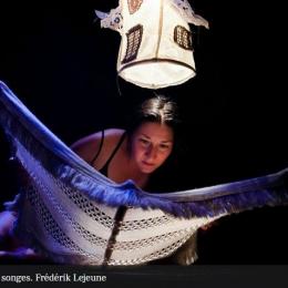 Le rideau du théâtre se lève sur "Conte chiffonné", un spectacle de la compagnie Le Clan des songes. Inspiré par le conte de Cendrillon, le spectacle est monté de toutes pièces avec des tissus, chiffons et dentelles. Entraîné par une comédienne marionnettiste, le public découvre un monde onirique de châteaux, en délicate dentelle, avec fées, princes… avant qu’une masse de chiffons vienne ensevelir l’héroïne, comme symbole de son triste sort. De ce tas de tissus émergent ensuite, comme par magie, les personn