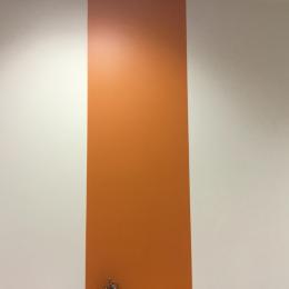 Les bandes de couleur des murs de la classe