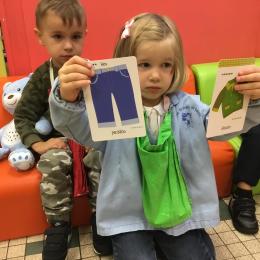 claire a choisi le pantalon et le pull pour s’habiller