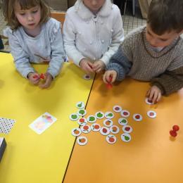 Les élèves ont joué avec les jeux apportés par le Père Noël : jeu de numération, de rapidité et de coopération étaient de la partie 