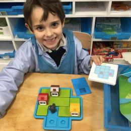 nouveau jeu avec défits : les petits cochons doivent être cachés si le loup est là, ou se promener dans leur village s'il n'y est pas! 