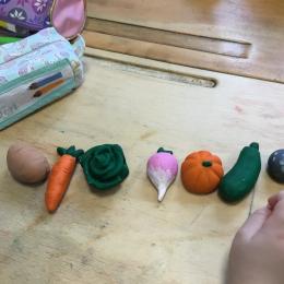 On se sert même de slégumes pour travailler les mathématiques, les notions de rang : quel légumes est en 5° position? en premier? en dernier?...