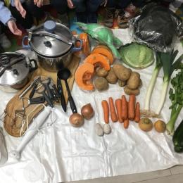 voici nos légumes et les ustensiles nécessaires pour réaliser nos bonnes soupes!