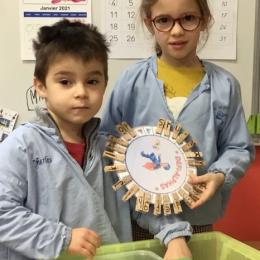 lecture : associer l'alpha à sa pince en écriture scripte;