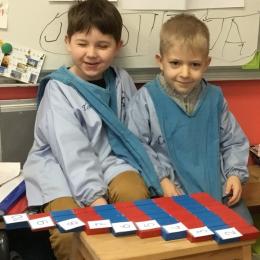 les barres rouges et bleues : les classer et les numéroter de 1 à 10. Chercher des compléments à 10.