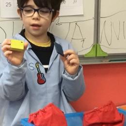 les formes et les textures : à l'aveugle, touver deux formes identiques, deux formes avec la même texture... 