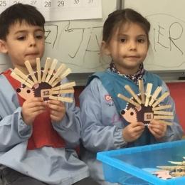 les hérissons : mettre autant de pinces que le nombre indiqué sur le hérisson!