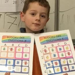 sudoku des émotions : remplir des grilles avec des monres des couleurs de 4 couleurs différentes en respecatnt le code du sudoku. 