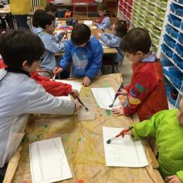 d'abord, on mouille la feuille avec de l'eau...